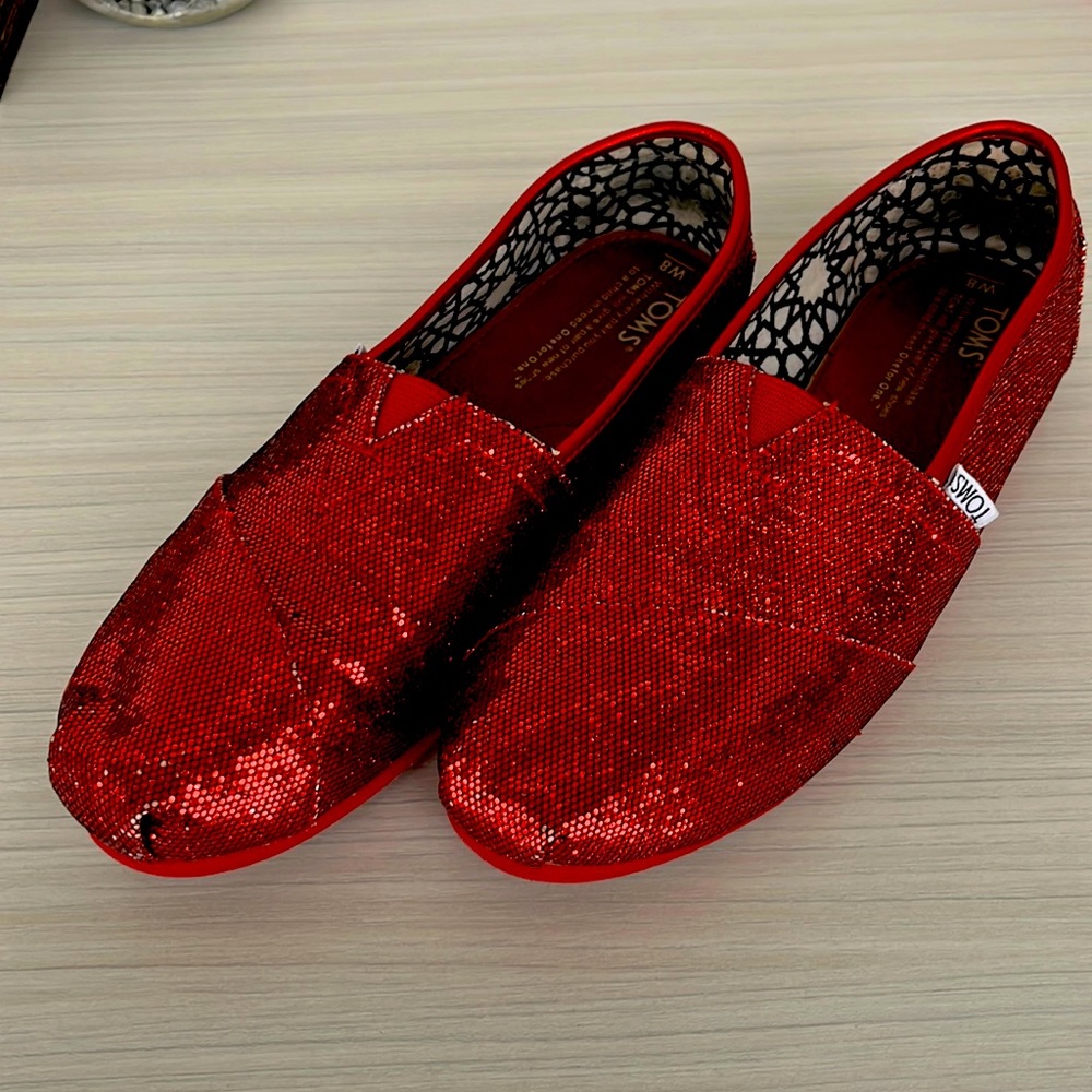 Size 8 ruby red sequin/sparkle toms flats